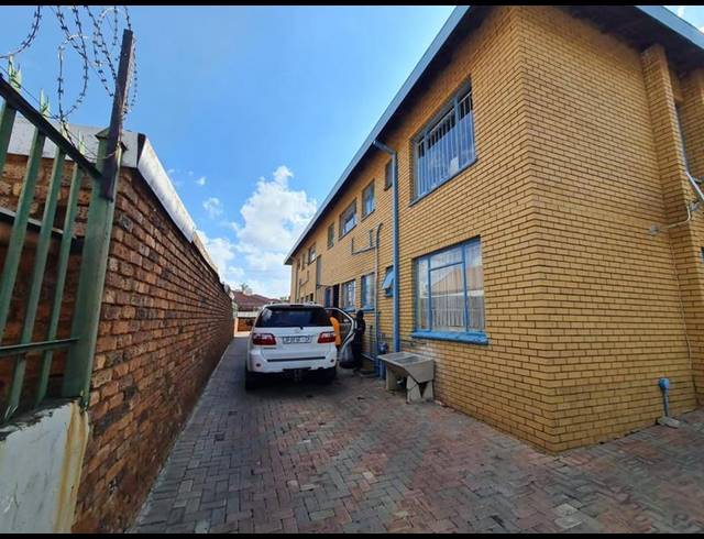 18 BEDROOM COMPLEX FOR SALE IN LAUDIUM
